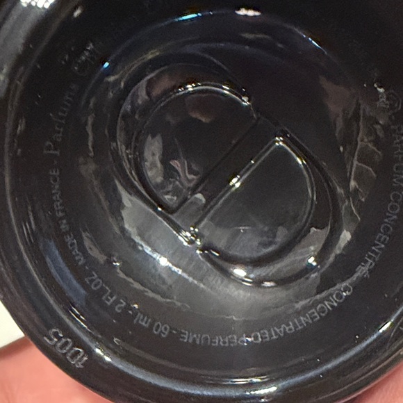 Dior Sauvage Elixir - Sleek Black Design - Picture 2 of 2